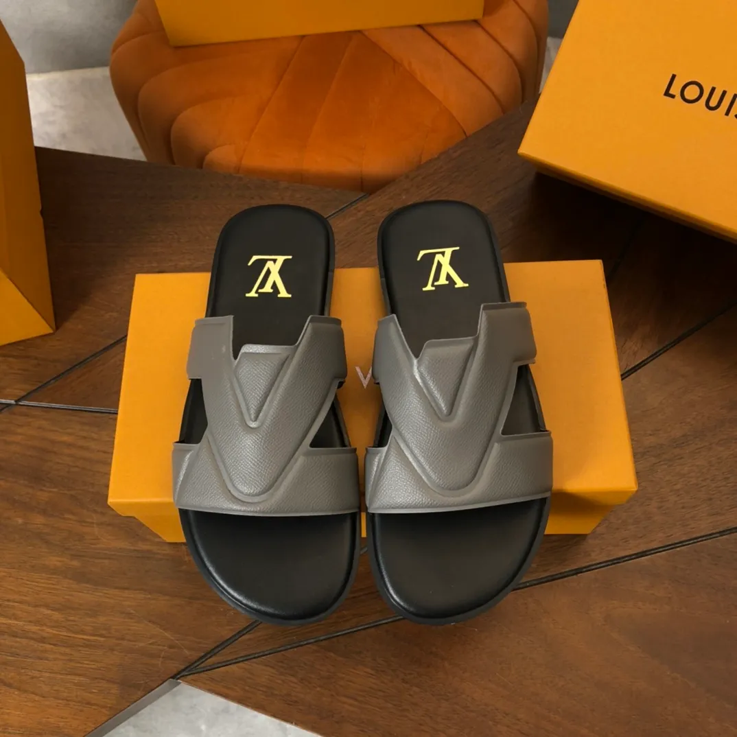 Factory price: 270💰LV counters are selling new brand luxury men's slippers, casual, loose and comfortable. The must-have model in the picture above [Happy][Happy], multiple colors available Size: 38-44, customized 45